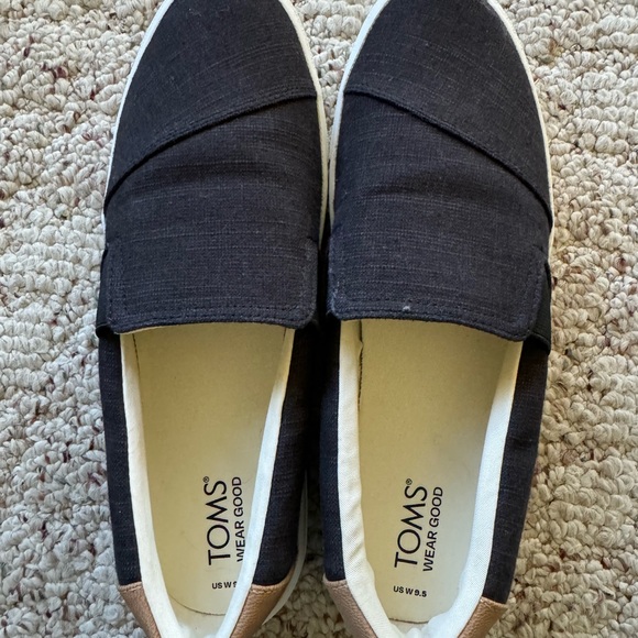 Tom’s slip ons (women’s) - Picture 1 of 4